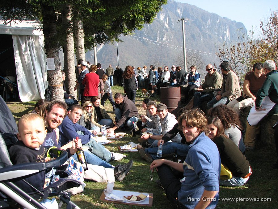 sagra-strachitunt 076.jpg - Sull'erba, sul muretto,...sul passeggino...bello!